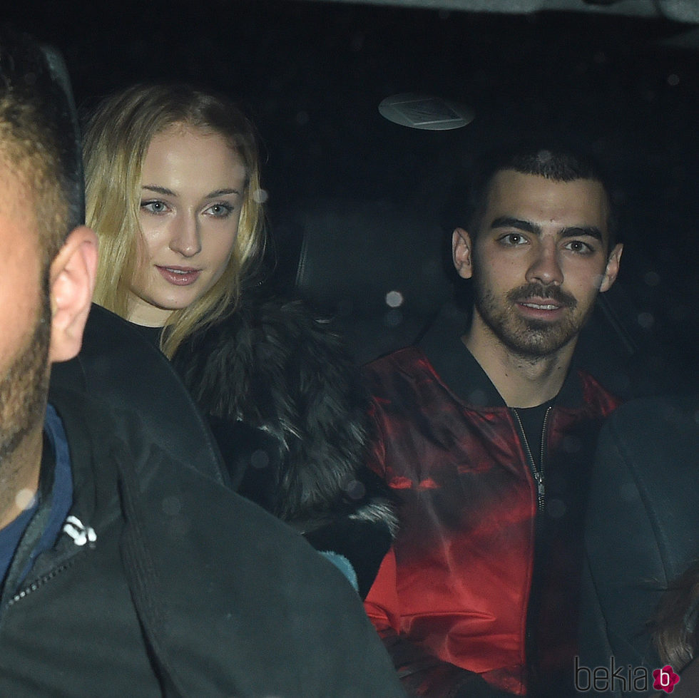 Sophie Turner muy feliz celebrando su 21 cumpleaños con su novio Joe Jonas