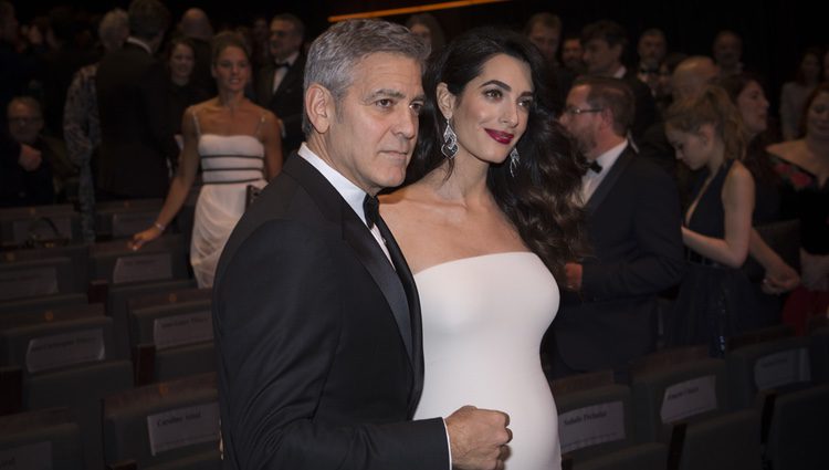 Amal Alamuddin luce embarazo junto a George Clooney en los Premios César 2017