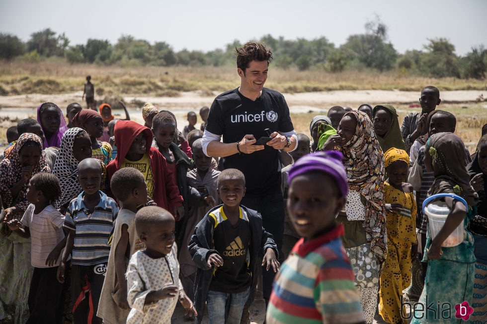 Orlando Bloom con algunos niños en un campamento de Unicef