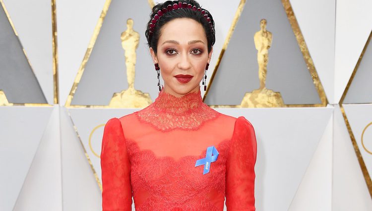 Ruth Negga en la alfombra roja de los Premios Oscar 2017