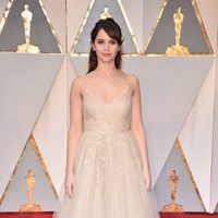 Felicity Jones en la alfombra roja de los Premios Oscar 2017