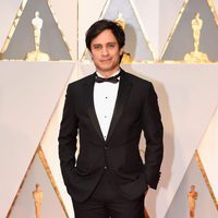 Gael García Bernal en la alfombra roja de los Premios Oscar 2017