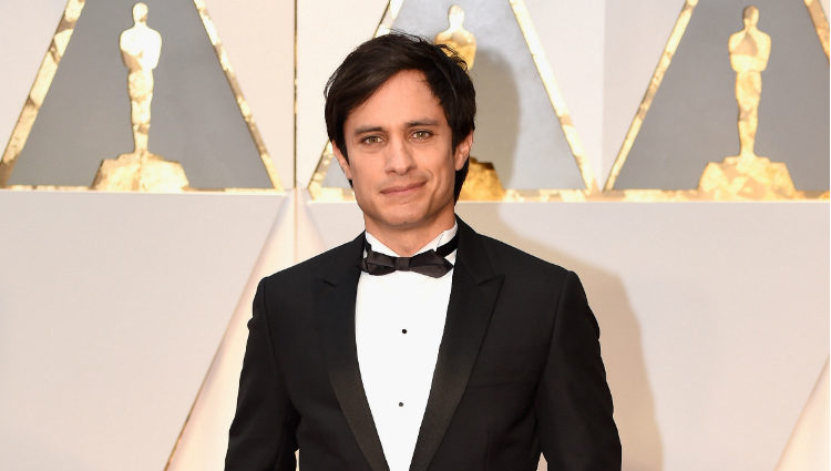 Gael García Bernal en la alfombra roja de los Premios Oscar 2017