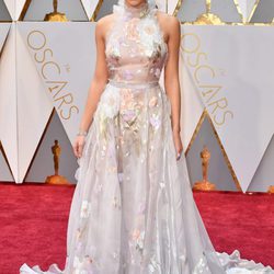 Hailee Steinfeld en la alfombra roja de los Premios Oscar 2017