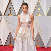 Hailee Steinfeld en la alfombra roja de los Premios Oscar 2017