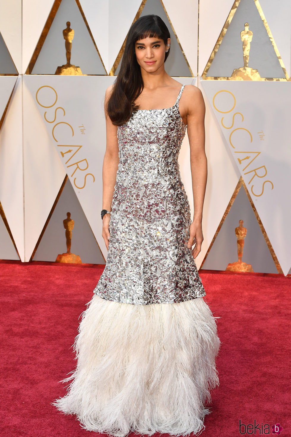 Sofia Boutella en la alfombra roja de los Premios Oscar 2017