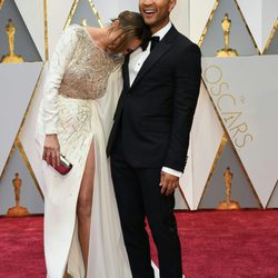 John Legend y Chrissy Teigen en la alfombra roja de los Premios Oscar 2017