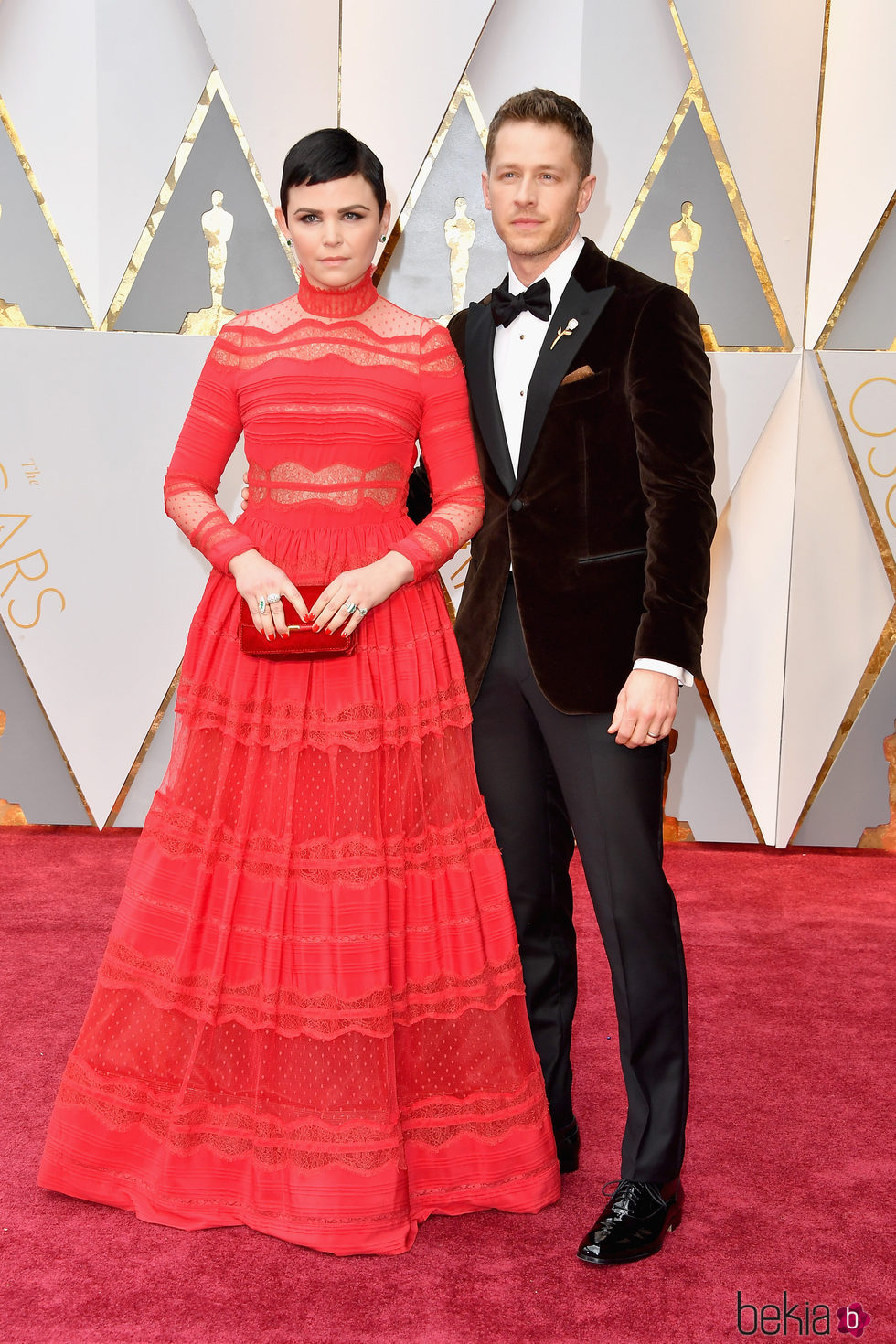 Ginnifer Goodwin y Josh Dallas en la alfombra roja de los Premios Oscar 2017