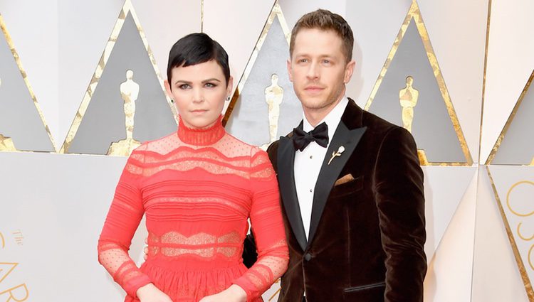 Ginnifer Goodwin y Josh Dallas en la alfombra roja de los Premios Oscar 2017