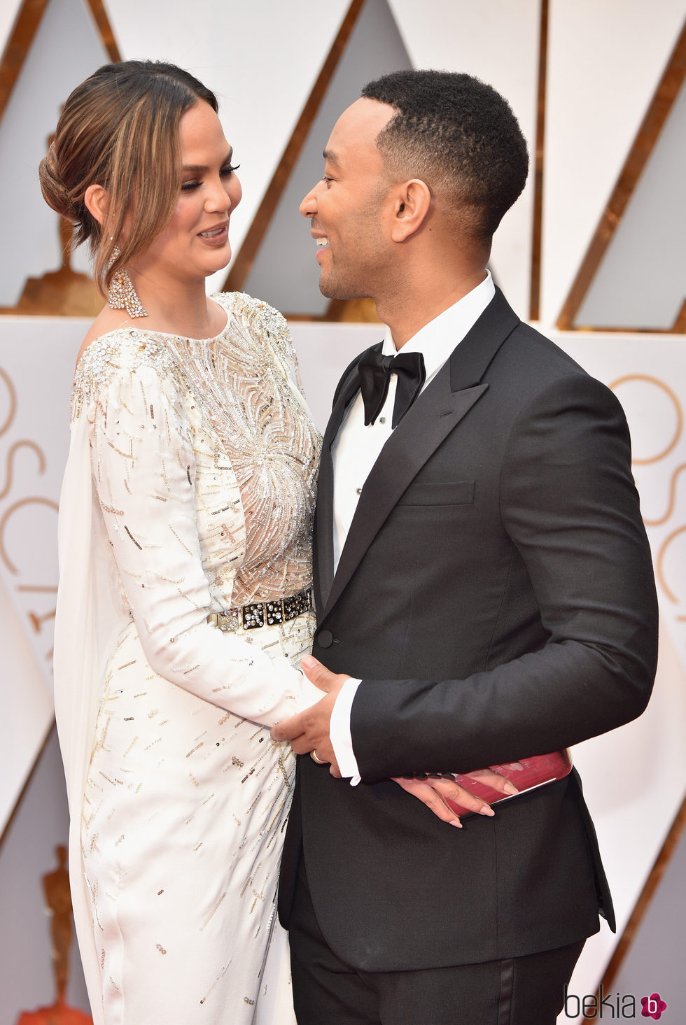 John Legend y Chrissy Teigen muy enamorados en la alfombra roja de los Premios Oscar 2017