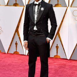 Pharrell Williams en la alfombra roja de los Premios Oscar 2017