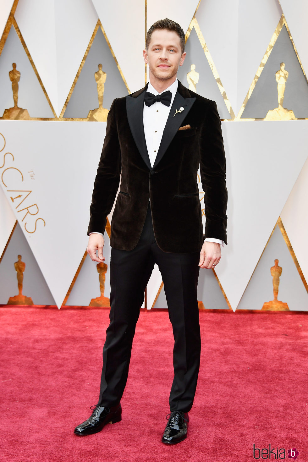 Josh Dallas en la alfombra roja de los Premios Oscar 2017