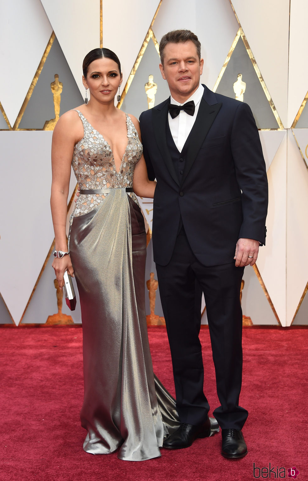 Matt Damon y su mujer Luciana Barroso en la alfombra roja de los Premios Oscar 2017