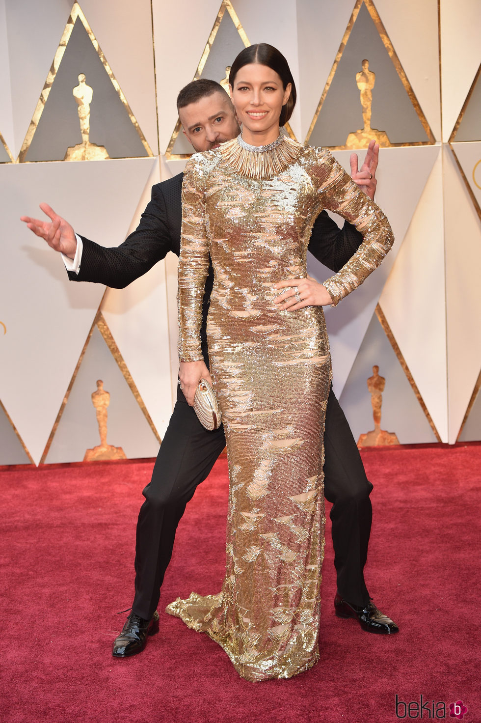 Justin Timberlake jugando con Jessica Biel en la alfombra roja de los Premios Oscar 2017