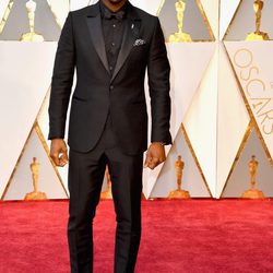 Mahershala Ali en la alfombra roja de los Premios Oscar 2017