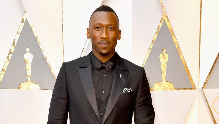 Mahershala Ali en la alfombra roja de los Premios Oscar 2017