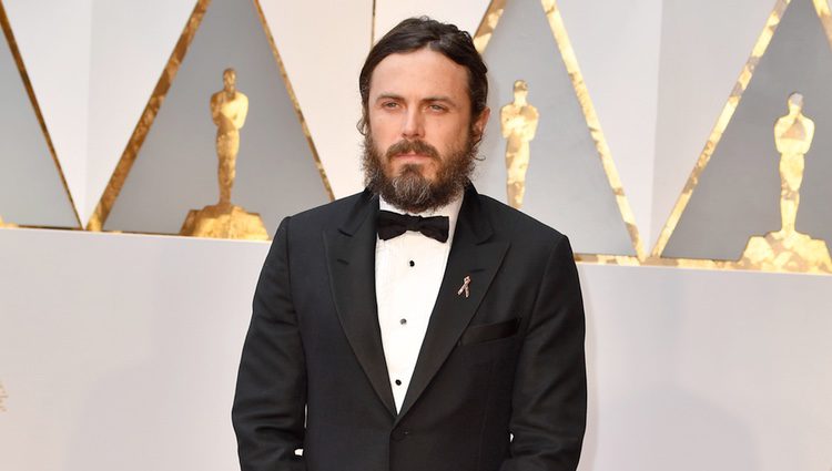 Casey Affleck en la alfombra roja de los Premios Oscar 2017