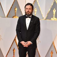 Casey Affleck en la alfombra roja de los Premios Oscar 2017