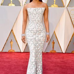 Priyanka Chopra en la alfombra roja de los Premios Oscar 2017