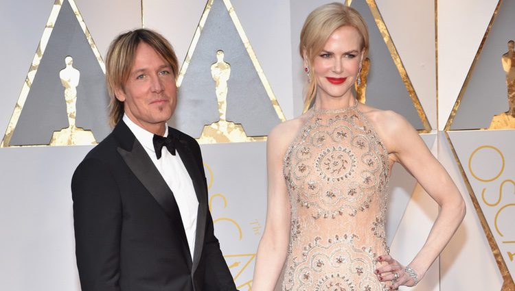 Nicole Kidman y su marido Keith Urban en la alfombra roja de los Premios Oscar 2017