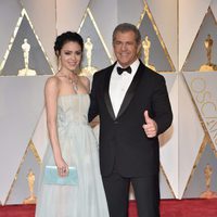 Mel Gibson y Rosalind Ross en la alfombra roja de los Premios Oscar 2017