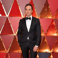 Jim Parsons en la alfombra roja de los Premios Oscar 2017