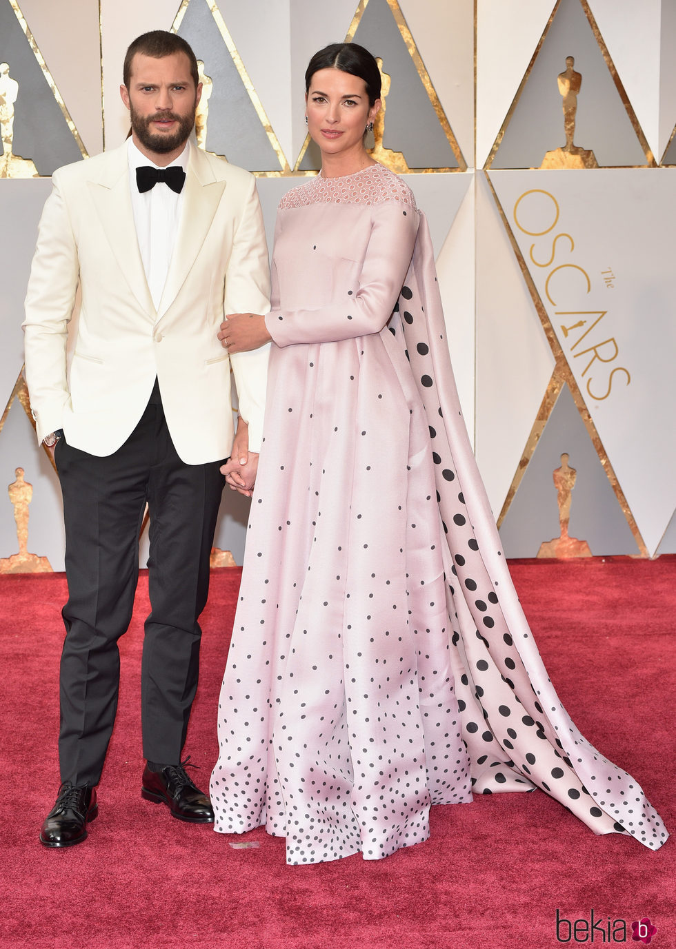 Jamie Dornan y Amelia Warner en la alfombra roja de los Premios Oscar 2017