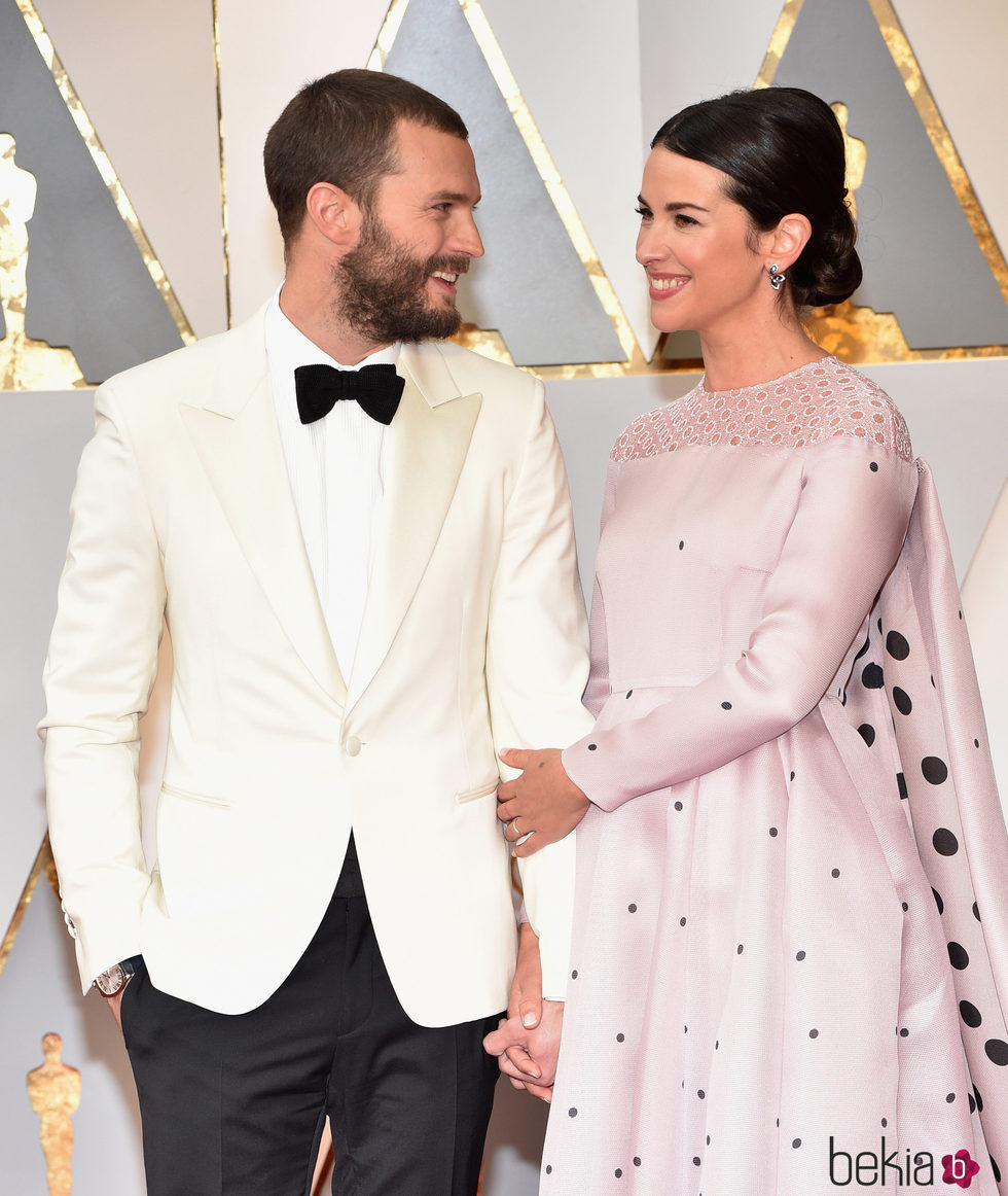 Jamie Dornan y Amelia Warner, muy enamorados en la alfombra roja de los Premios Oscar 2017