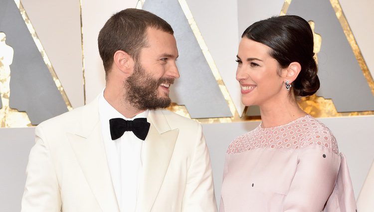 Jamie Dornan y Amelia Warner, muy enamorados en la alfombra roja de los Premios Oscar 2017