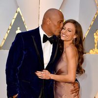 Dwayne Johnson besando a Lauren Hashian en la alfombra roja de los Premios Oscar 2017