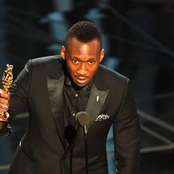 Mahershala Ali recogiendo su premio a Mejor actor de reparto en los Oscar 2017