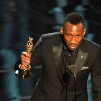 Mahershala Ali recogiendo su premio a Mejor actor de reparto en los Oscar 2017