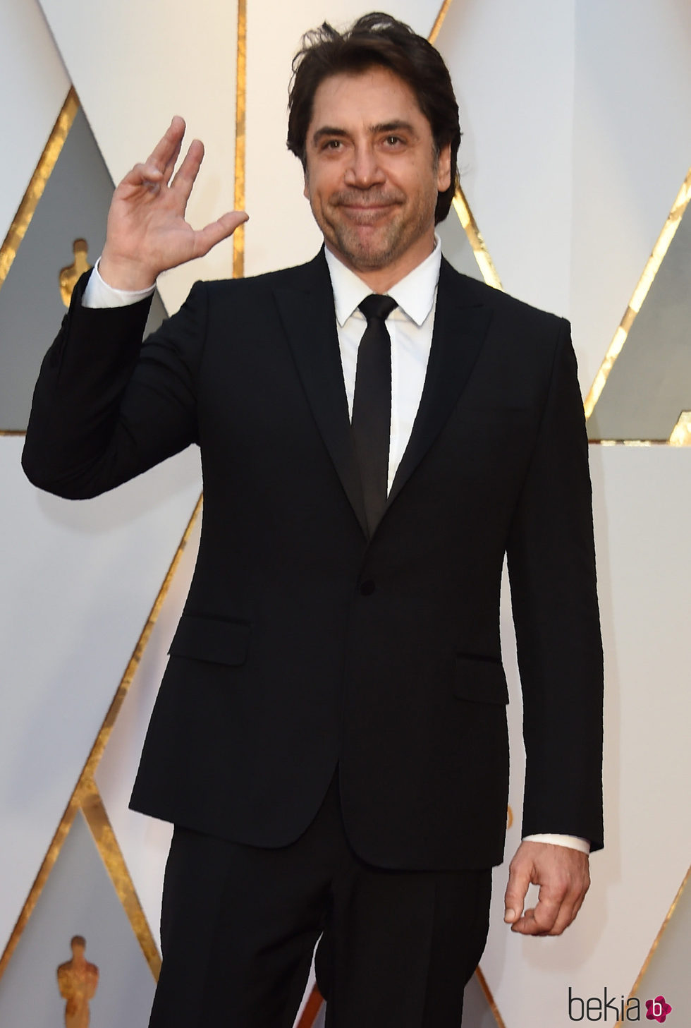 Javier Bardem saludando en la alfombra roja de los Premios Oscar 2017