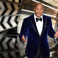 Dwayne Johnson presentando una de las actuaciones musicales de los Oscar 2017