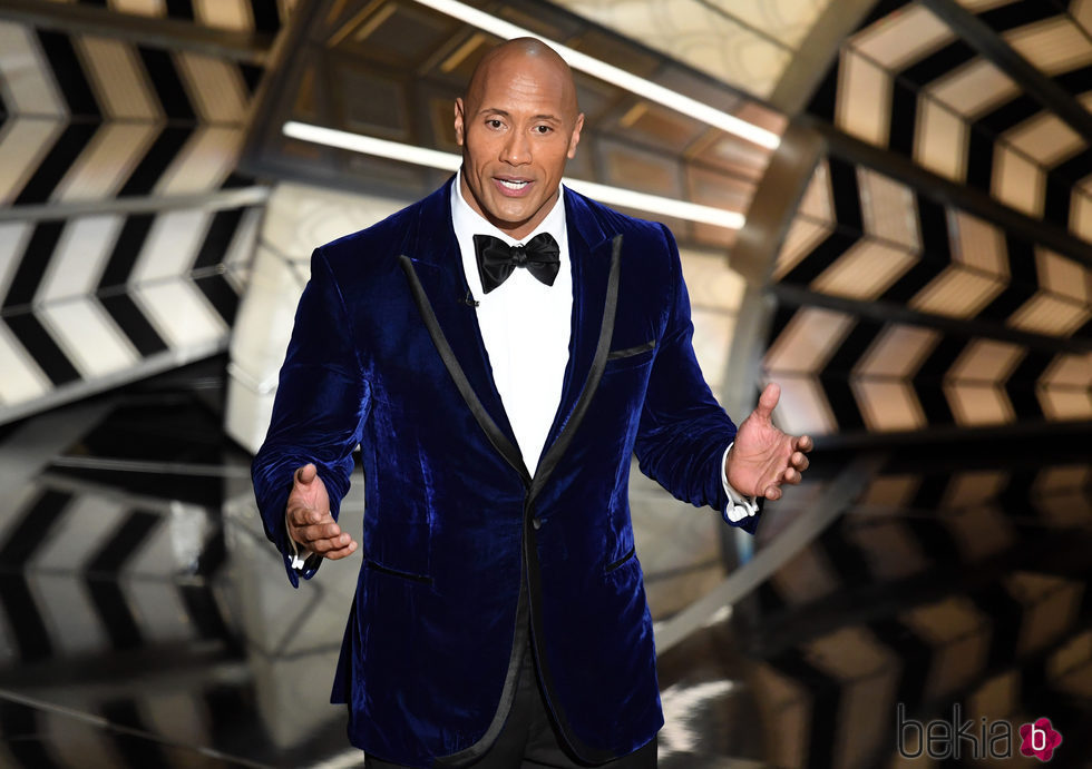 Dwayne Johnson presentando una de las actuaciones musicales de los Oscar 2017