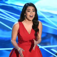 Auli'i Cravalho interpretando 'How far I'll go' de 'Vaiana' en los Oscar 2017