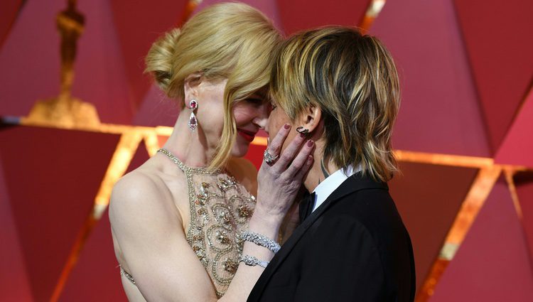 Nicole Kidman y Keith Urban muy cariñosos en la alfombra roja de los Premios Oscar 2017