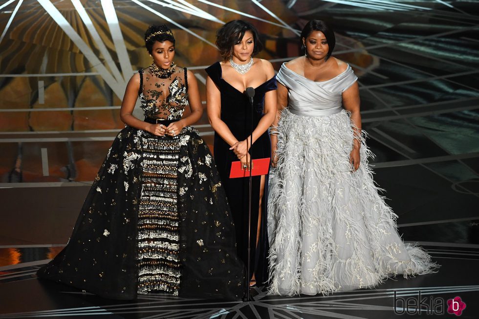 Janelle Monae, Taraji P. Henson y Octavia Spencer entregando un galardón en los Oscar 2017