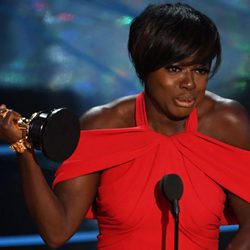 Viola Davis agradeciendo su premio a actriz de reparto en los Oscar 2017