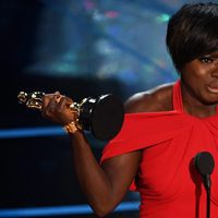 Viola Davis agradeciendo su premio a actriz de reparto en los Oscar 2017