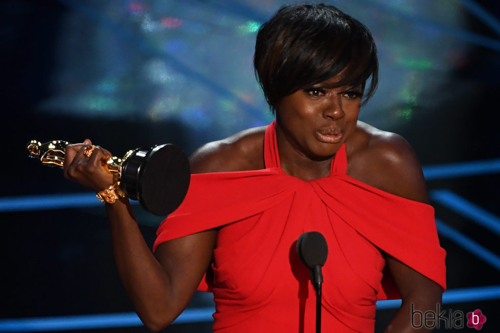 Viola Davis agradeciendo su premio a actriz de reparto en los Oscar 2017