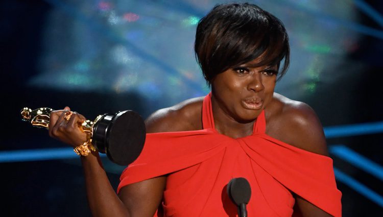 Viola Davis agradeciendo su premio a actriz de reparto en los Oscar 2017