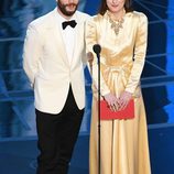 Dakota Johnson y Jamie Dornan dando uno de los premios de los Oscar 2017