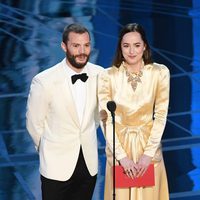 Dakota Johnson y Jamie Dornan dando uno de los premios de los Oscar 2017