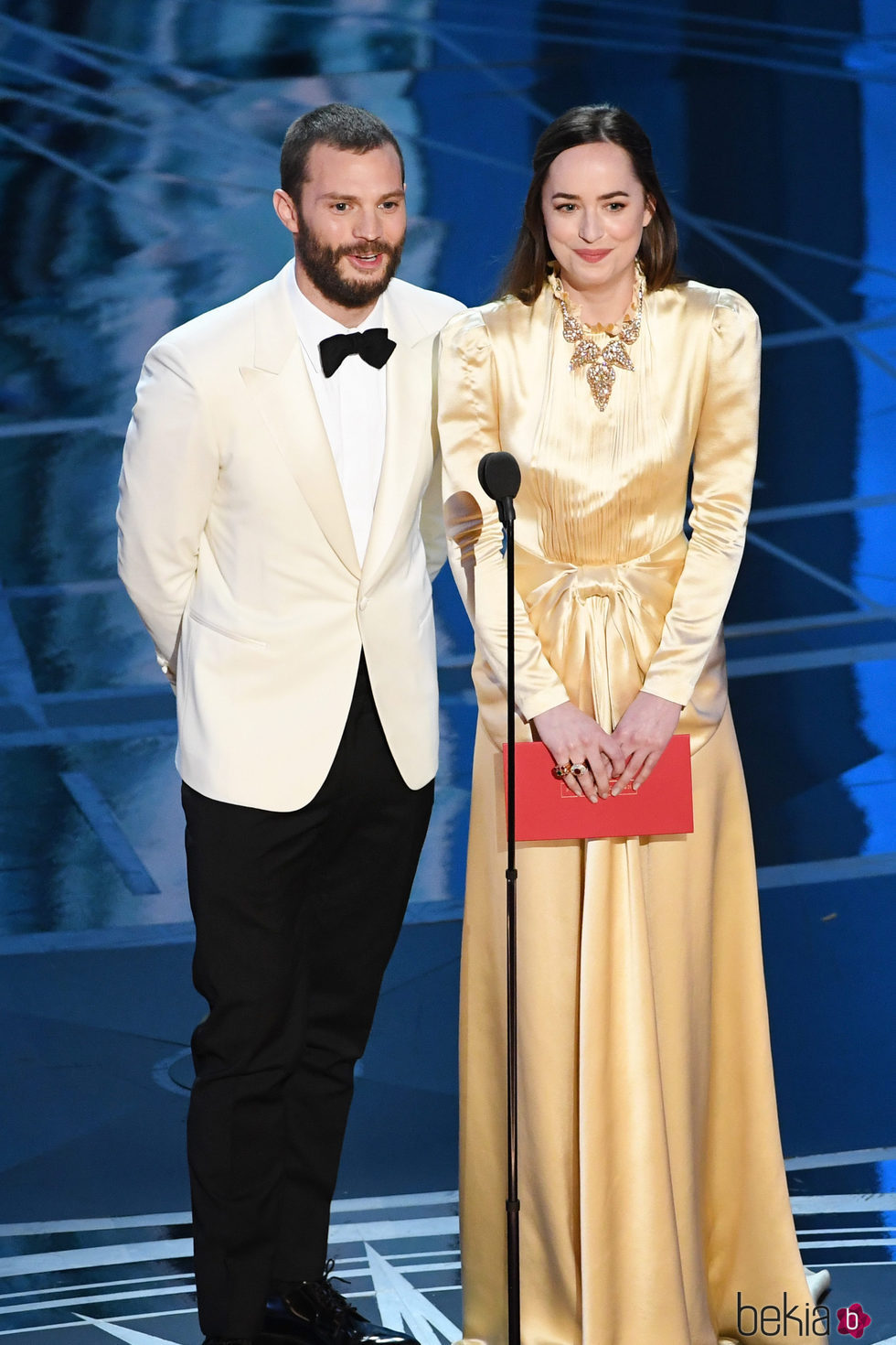 Dakota Johnson y Jamie Dornan dando uno de los premios de los Oscar 2017