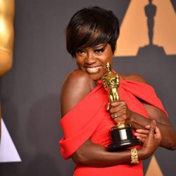 Viola Davis posando con su galardón en los Premios Oscar 2017