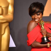 Viola Davis posando con su galardón en los Premios Oscar 2017