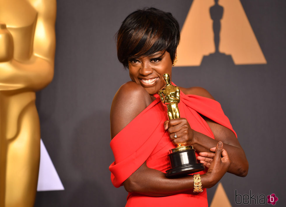 Viola Davis posando con su galardón en los Premios Oscar 2017