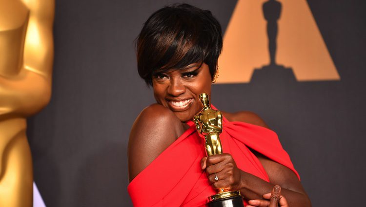 Viola Davis posando con su galardón en los Premios Oscar 2017