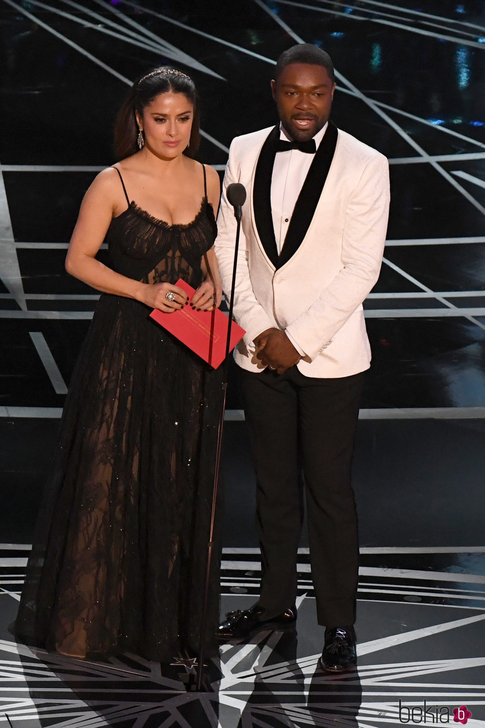 Salma Hayek y David Oyelowo dando un premio en los Oscar 2017